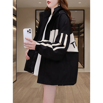 Női kapucnis széldzseki, laza szabás, zárás zipzárral és gombokkal, anyag nylon 95%+, hossz 50–65 cm