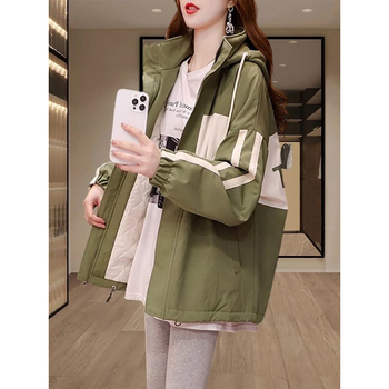 Női kapucnis széldzseki, laza szabás, zárás zipzárral és gombokkal, anyag nylon 95%+, hossz 50–65 cm