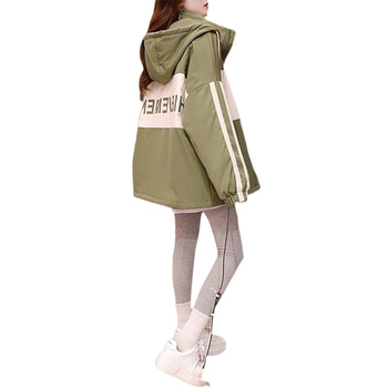 Női kapucnis széldzseki, laza szabás, zárás zipzárral és gombokkal, anyag nylon 95%+, hossz 50–65 cm