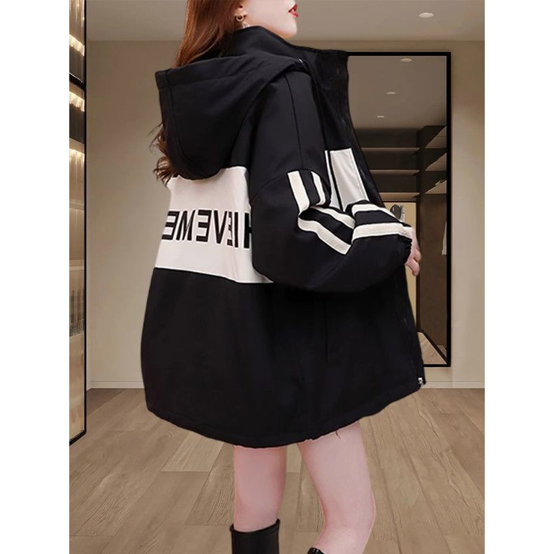 Női kapucnis széldzseki, laza szabás, zárás zipzárral és gombokkal, anyag nylon 95%+, hossz 50–65 cm