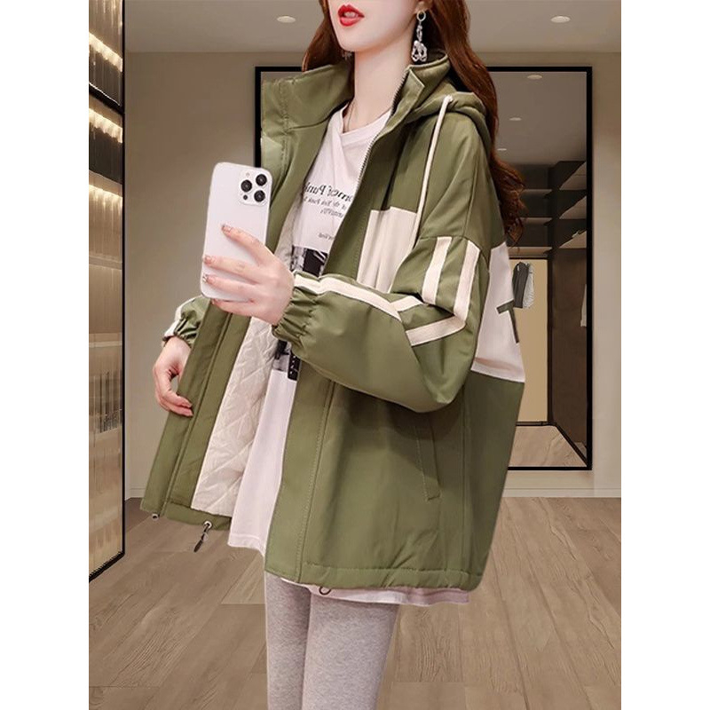 Női kapucnis széldzseki, laza szabás, zárás zipzárral és gombokkal, anyag nylon 95%+, hossz 50–65 cm