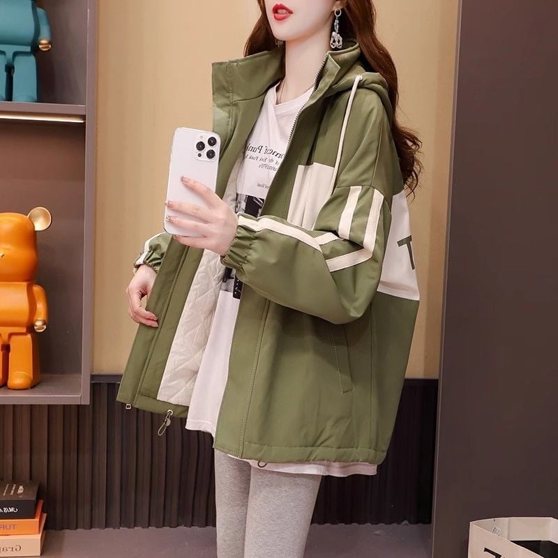 Női kapucnis széldzseki, laza szabás, zárás zipzárral és gombokkal, anyag nylon 95%+, hossz 50–65 cm