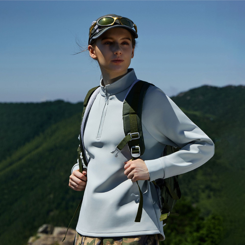 Νάιλον μπουφάν με κέντημα λογότυπου, κουκούλα, σταθερός γιακάς, μακριά μανίκια ραγκλαν, χαλαρή γραμμή