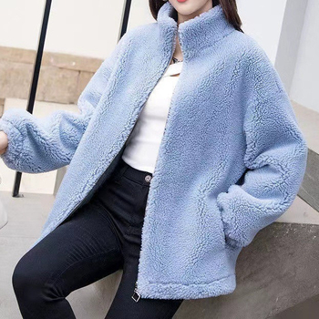 Sieviešu fleece jaka, divpusēja, brīvs piegriezums — Rudens 2025; materiāls: poliestera šķiedra; galvenā auduma sastāva 50–70%; garums 50–65 cm; šuvju savienojums