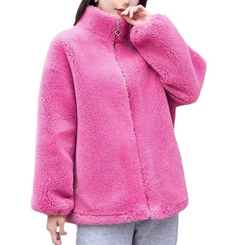 Sieviešu fleece jaka, divpusēja, brīvs piegriezums — Rudens 2025; materiāls: poliestera šķiedra; galvenā auduma sastāva 50–70%; garums 50–65 cm; šuvju savienojums