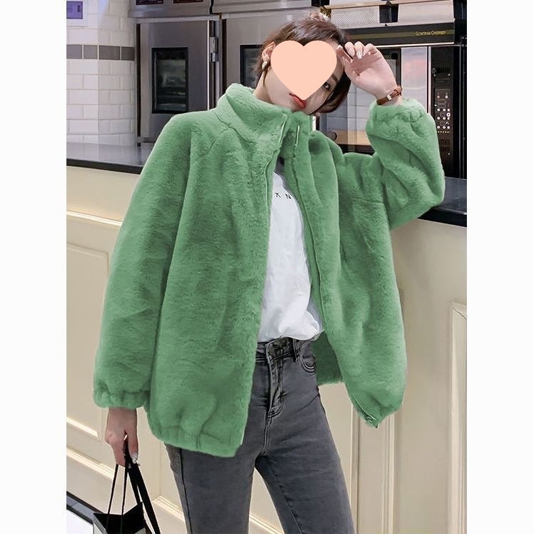 Sieviešu fleece jaka, divpusēja, brīvs piegriezums — Rudens 2025; materiāls: poliestera šķiedra; galvenā auduma sastāva 50–70%; garums 50–65 cm; šuvju savienojums