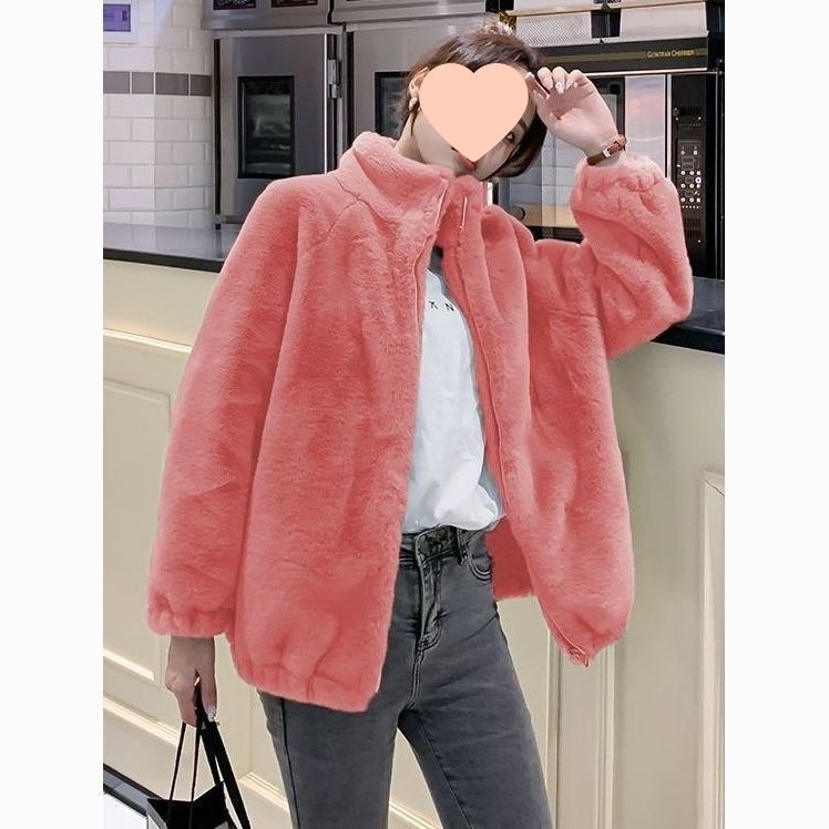 Sieviešu fleece jaka, divpusēja, brīvs piegriezums — Rudens 2025; materiāls: poliestera šķiedra; galvenā auduma sastāva 50–70%; garums 50–65 cm; šuvju savienojums