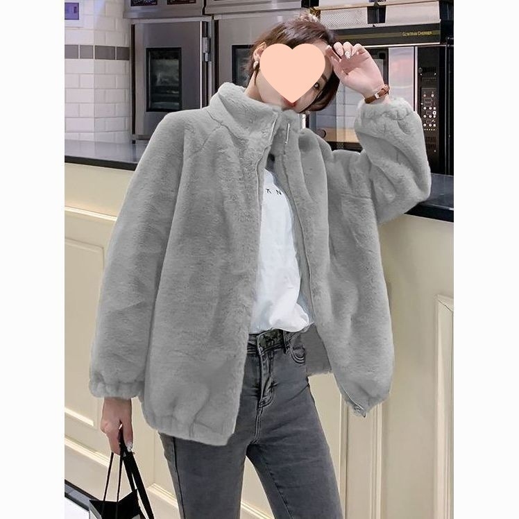 Sieviešu fleece jaka, divpusēja, brīvs piegriezums — Rudens 2025; materiāls: poliestera šķiedra; galvenā auduma sastāva 50–70%; garums 50–65 cm; šuvju savienojums