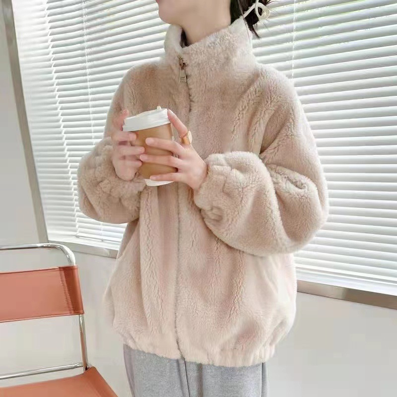 Sieviešu fleece jaka, divpusēja, brīvs piegriezums — Rudens 2025; materiāls: poliestera šķiedra; galvenā auduma sastāva 50–70%; garums 50–65 cm; šuvju savienojums