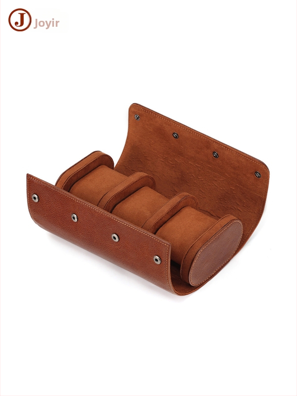 Tõelist lehmakarva nahast kellade hoiukarp, käsitöö, kaasaskantav reisile; tolmukindel ja vibratsioonikindel. Pakendamise kogus: 1 tk; Päritolu: Guangzhou; Trükitud LOGO: Jah; Kohandamine: Jah; Licentsiseeritav privaatmärk: Jah.