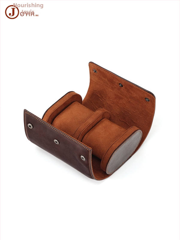 Tõelist lehmakarva nahast kellade hoiukarp, käsitöö, kaasaskantav reisile; tolmukindel ja vibratsioonikindel. Pakendamise kogus: 1 tk; Päritolu: Guangzhou; Trükitud LOGO: Jah; Kohandamine: Jah; Licentsiseeritav privaatmärk: Jah.