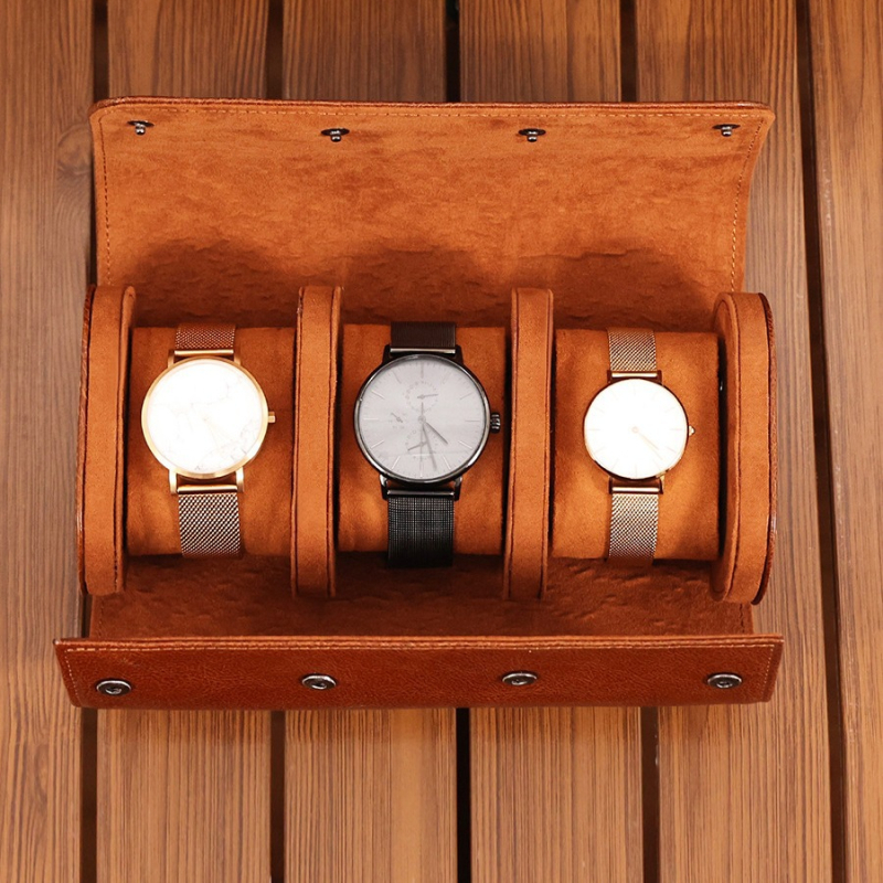 Tõelist lehmakarva nahast kellade hoiukarp, käsitöö, kaasaskantav reisile; tolmukindel ja vibratsioonikindel. Pakendamise kogus: 1 tk; Päritolu: Guangzhou; Trükitud LOGO: Jah; Kohandamine: Jah; Licentsiseeritav privaatmärk: Jah.