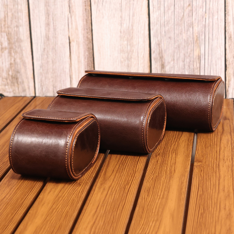 Tõelist lehmakarva nahast kellade hoiukarp, käsitöö, kaasaskantav reisile; tolmukindel ja vibratsioonikindel. Pakendamise kogus: 1 tk; Päritolu: Guangzhou; Trükitud LOGO: Jah; Kohandamine: Jah; Licentsiseeritav privaatmärk: Jah.