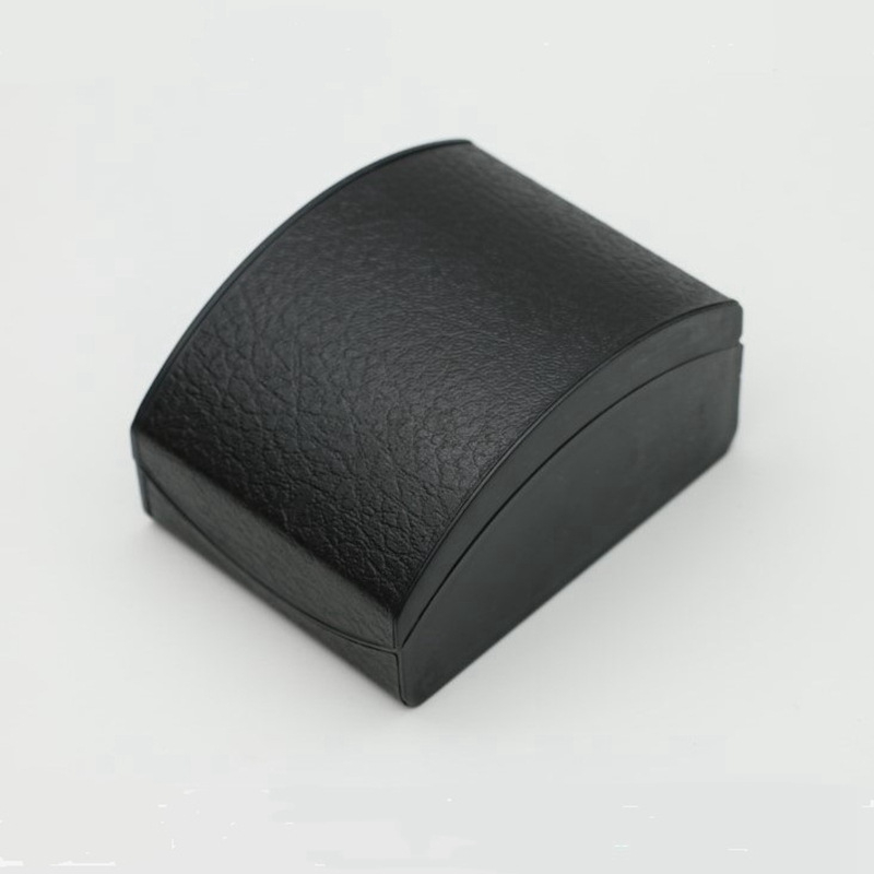 Ívelt óradoboz flip-toppal, külső texturált műbőr bevonattal, belső fehér velúr, ezüstös hot-stamping díszítés, márka Zhanhui