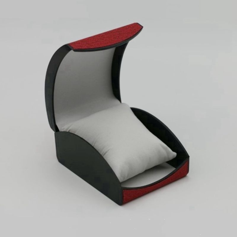 Ívelt óradoboz flip-toppal, külső texturált műbőr bevonattal, belső fehér velúr, ezüstös hot-stamping díszítés, márka Zhanhui