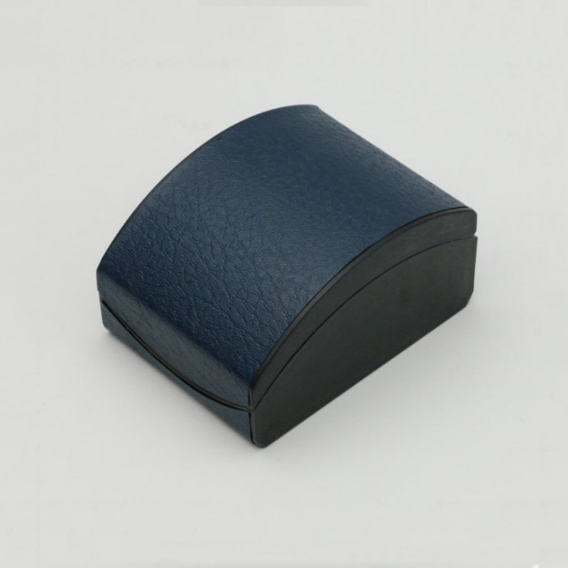 Ívelt óradoboz flip-toppal, külső texturált műbőr bevonattal, belső fehér velúr, ezüstös hot-stamping díszítés, márka Zhanhui