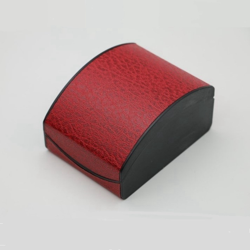 Ívelt óradoboz flip-toppal, külső texturált műbőr bevonattal, belső fehér velúr, ezüstös hot-stamping díszítés, márka Zhanhui