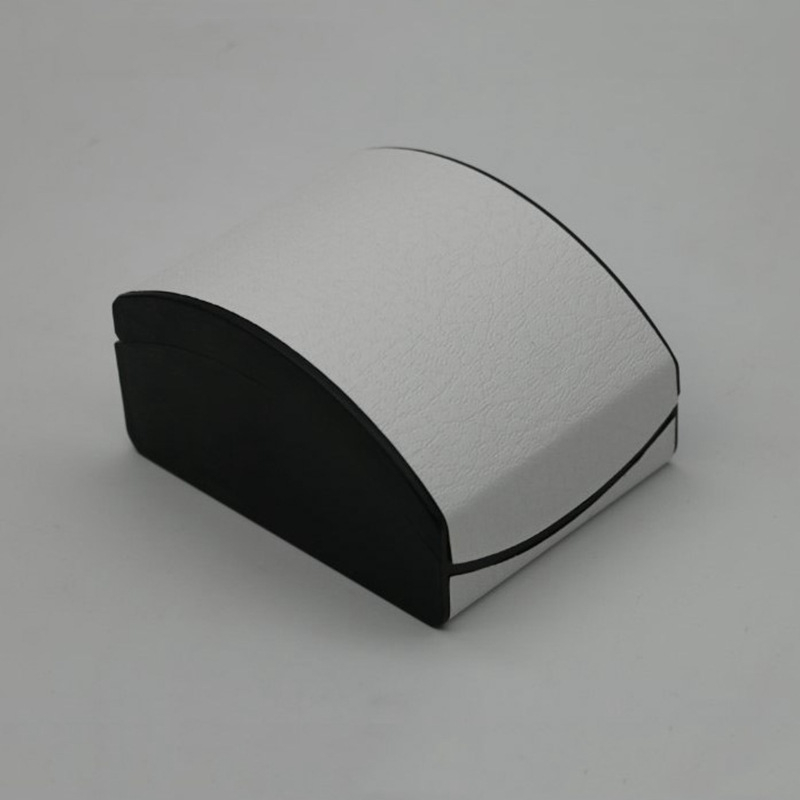 Ívelt óradoboz flip-toppal, külső texturált műbőr bevonattal, belső fehér velúr, ezüstös hot-stamping díszítés, márka Zhanhui