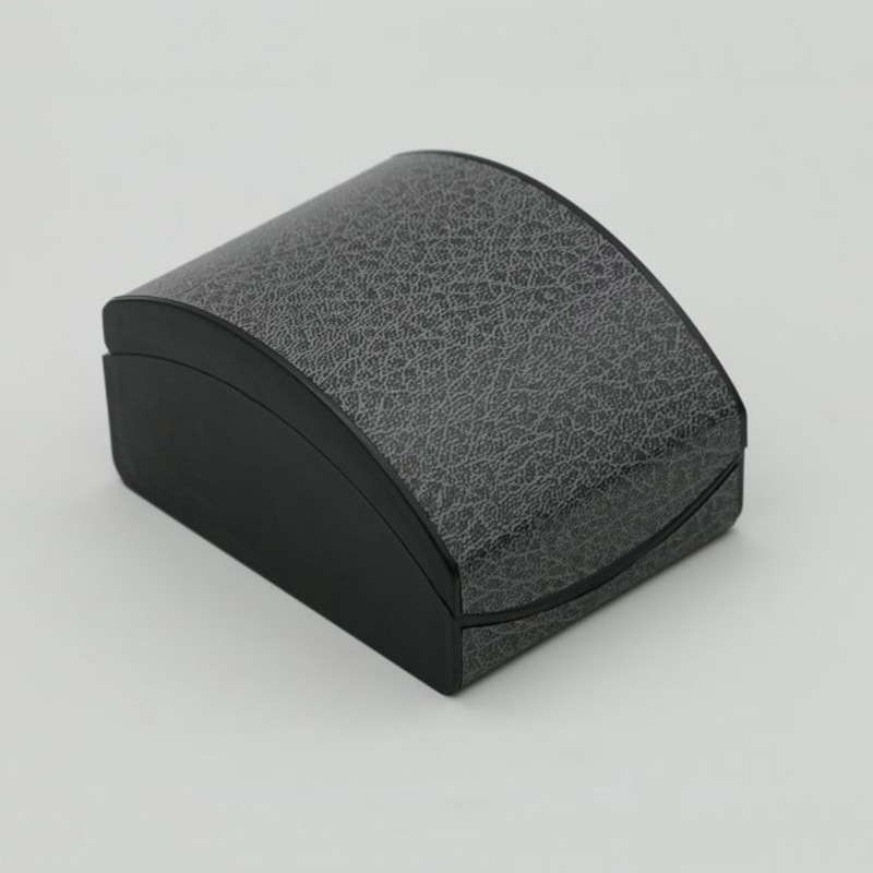 Ívelt óradoboz flip-toppal, külső texturált műbőr bevonattal, belső fehér velúr, ezüstös hot-stamping díszítés, márka Zhanhui