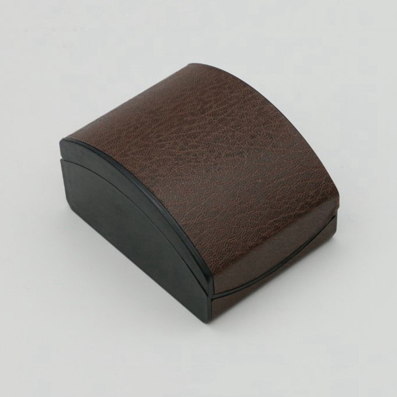 Ívelt óradoboz flip-toppal, külső texturált műbőr bevonattal, belső fehér velúr, ezüstös hot-stamping díszítés, márka Zhanhui