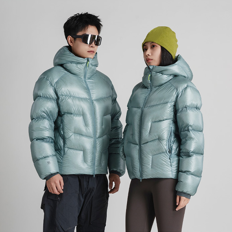 Pehelydzseki kapucnival, rövid fazon, uniszex, töltet 86-90% kacsa toll, hideg elleni védelem -30°C/-15°C