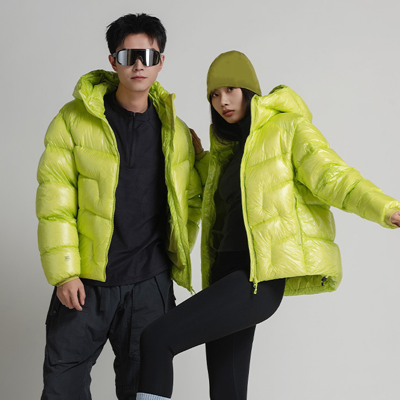 Pehelydzseki kapucnival, rövid fazon, uniszex, töltet 86-90% kacsa toll, hideg elleni védelem -30°C/-15°C