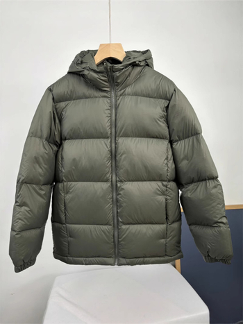 Férfi kapucnis, vastagított rövid down dzseki, fehér lúd tollal töltve 85–90%