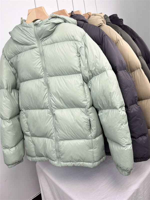 Férfi kapucnis, vastagított rövid down dzseki, fehér lúd tollal töltve 85–90%