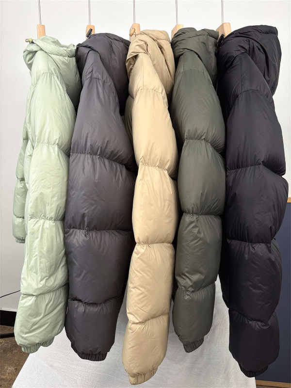 Férfi kapucnis, vastagított rövid down dzseki, fehér lúd tollal töltve 85–90%