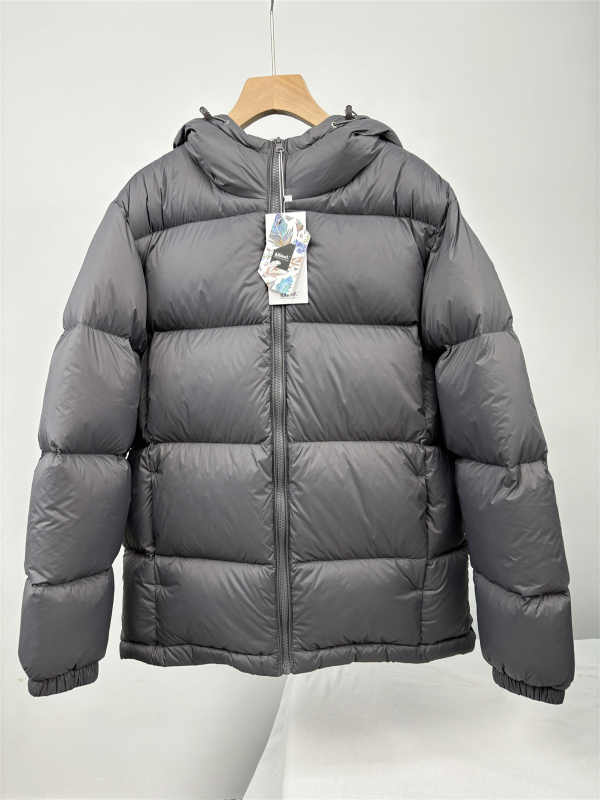 Férfi kapucnis, vastagított rövid down dzseki, fehér lúd tollal töltve 85–90%