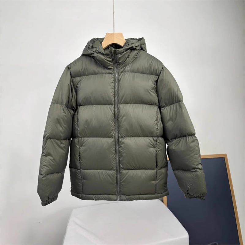 Férfi kapucnis, vastagított rövid down dzseki, fehér lúd tollal töltve 85–90%