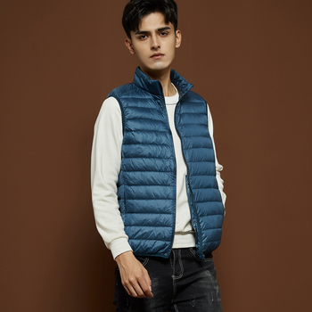 Férfiaknak tervezett vékony, könnyű téli toll mellény álló gallérral, fehér lud tollal töltve, 550 töltőerő, bélés és külső nylon anyag, karcsú szabás, több zseb