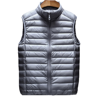 Férfiaknak tervezett vékony, könnyű téli toll mellény álló gallérral, fehér lud tollal töltve, 550 töltőerő, bélés és külső nylon anyag, karcsú szabás, több zseb