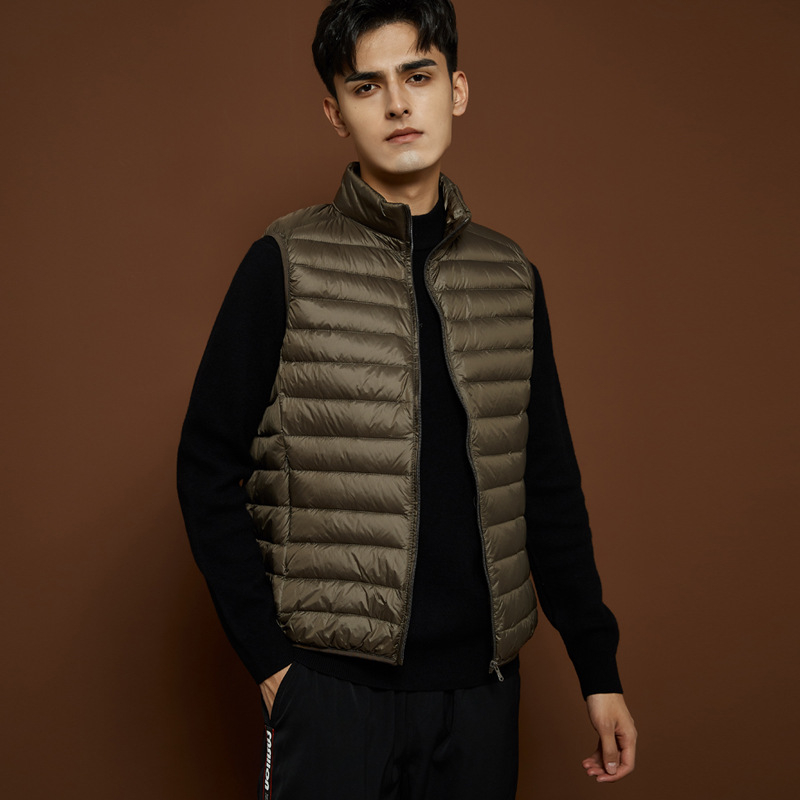 Férfiaknak tervezett vékony, könnyű téli toll mellény álló gallérral, fehér lud tollal töltve, 550 töltőerő, bélés és külső nylon anyag, karcsú szabás, több zseb
