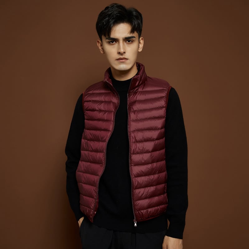 Férfiaknak tervezett vékony, könnyű téli toll mellény álló gallérral, fehér lud tollal töltve, 550 töltőerő, bélés és külső nylon anyag, karcsú szabás, több zseb