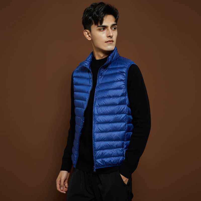Férfiaknak tervezett vékony, könnyű téli toll mellény álló gallérral, fehér lud tollal töltve, 550 töltőerő, bélés és külső nylon anyag, karcsú szabás, több zseb