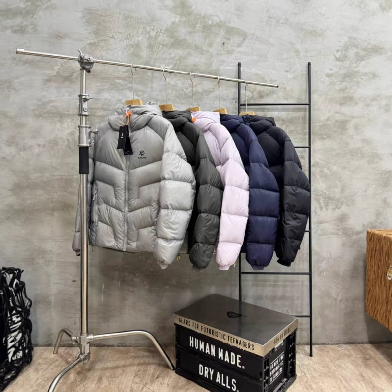 Pehelykabát vízlepergető nylon külsővel, kapucnival, álló gallérral, 150–200 g pehelytöltet, töltőtömeg 900