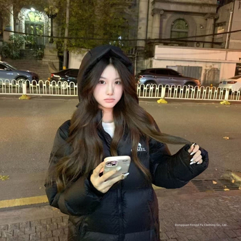 Fehér kacsa tollal töltött dzseki, pehelytartalom 81-85%, vízálló és foltálló, előre cipzárral