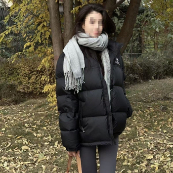 Fehér kacsa tollal töltött dzseki, pehelytartalom 81-85%, vízálló és foltálló, előre cipzárral