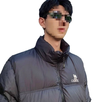 Fehér kacsa tollal töltött dzseki, pehelytartalom 81-85%, vízálló és foltálló, előre cipzárral