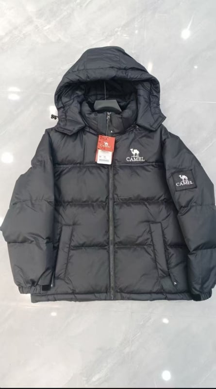 Fehér kacsa tollal töltött dzseki, pehelytartalom 81-85%, vízálló és foltálló, előre cipzárral