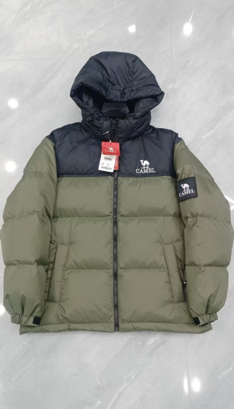 Fehér kacsa tollal töltött dzseki, pehelytartalom 81-85%, vízálló és foltálló, előre cipzárral