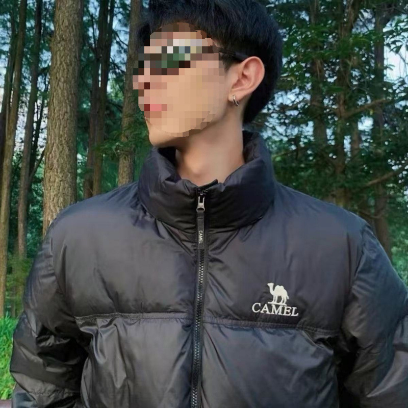 Striukė su balto antis pūko užpildas, pūkos dalis 81–85%, atspari vandeniui ir dėmėms, priekinis užtrauktukas