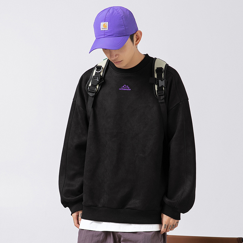 Férfi pulóver pamut bélésű, kerek nyakú, hosszú ujjú, laza szabású, text hímzés velúr részletekkel