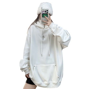 Hímzett kapucnis pulóver, oversized szabás, magas gallér, patch zsebek, poliészter