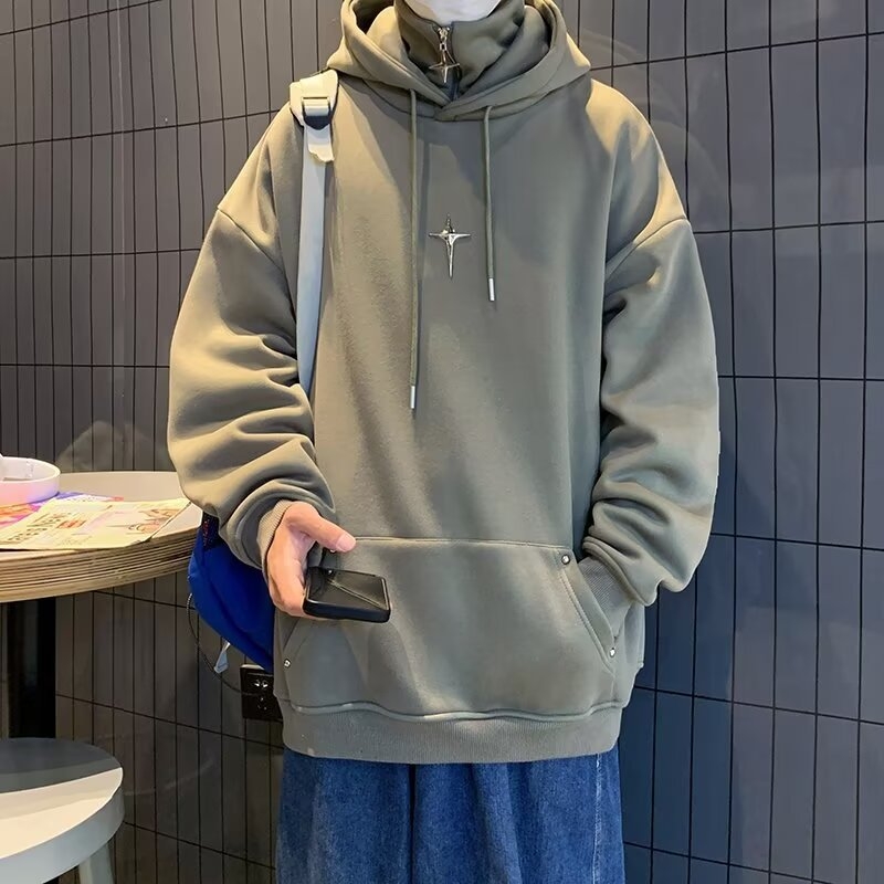 Hímzett kapucnis pulóver, oversized szabás, magas gallér, patch zsebek, poliészter