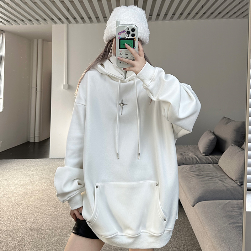 Hímzett kapucnis pulóver, oversized szabás, magas gallér, patch zsebek, poliészter