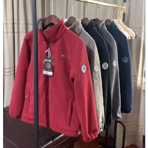 Férfi dupla oldalú vastag polárkabát álló gallérral, cipzárral, zsebekkel, lazán szabott fazon