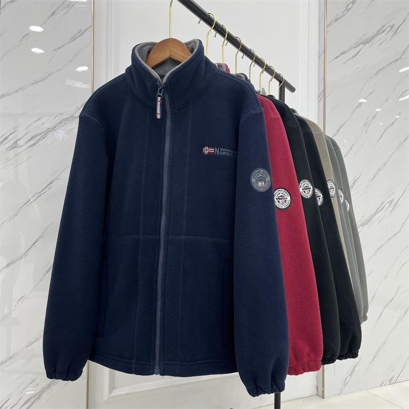 Férfi dupla oldalú vastag polárkabát álló gallérral, cipzárral, zsebekkel, lazán szabott fazon