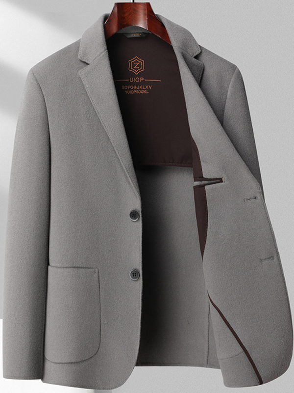 Мъжко двустранно палто от 100% чиста овча вълна, зимно, бизнес стил; еднобортно закопчаване; прилягащ силует; основна материя: вълна 96%+; подплата: полиестер; яка: костюмна